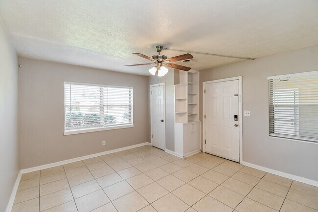 Foto del edificio - 7909 Caxton Cir W