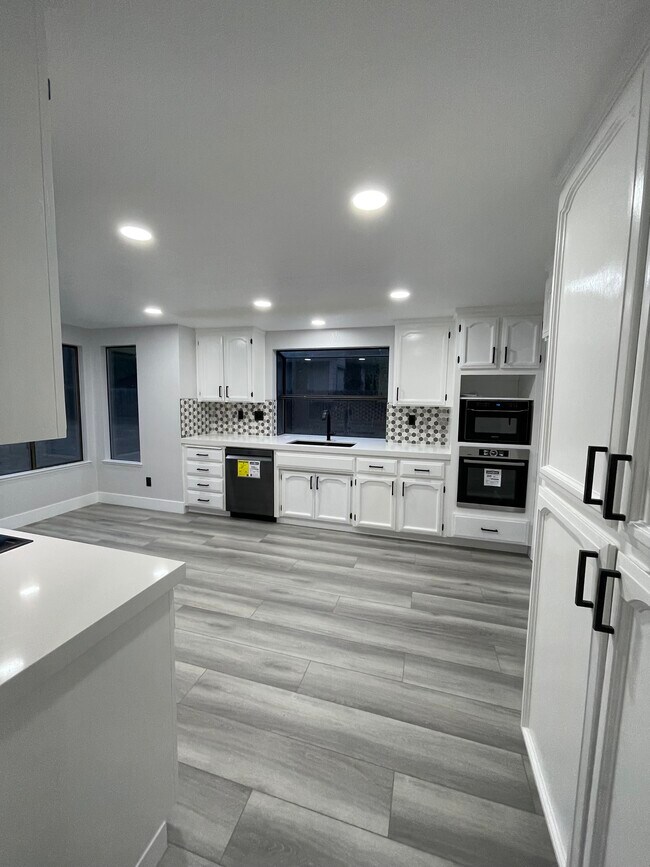 Building Photo - 515 Loma Verde Dr