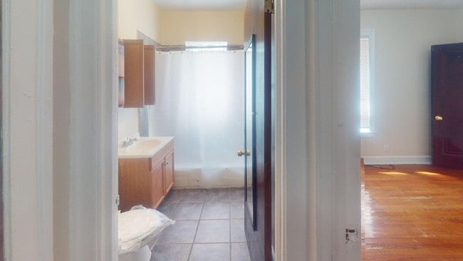 Foto del edificio - 823 W 83rd St