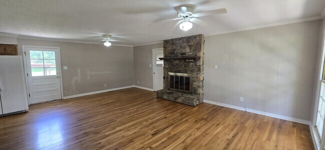 Building Photo - 204 Iris Dr