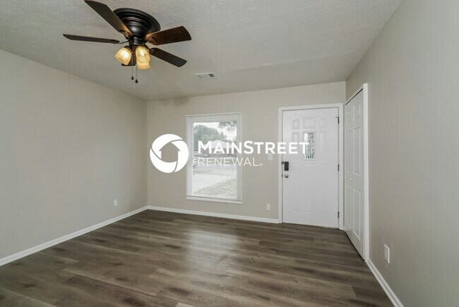 Building Photo - 3 Bedroom Pet-Friendly Home in LOUISVILLE, KY with Main Street Renewal