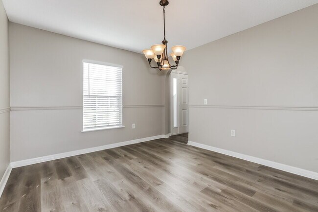 Foto del edificio - 8240 Settles Crk Lp