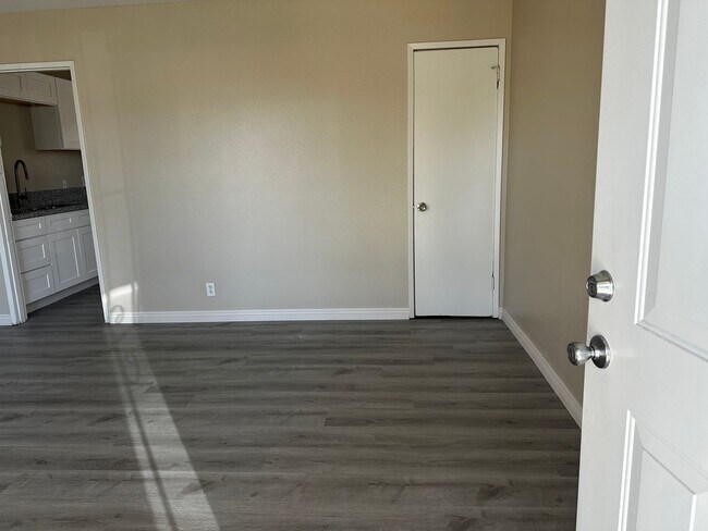 Foto del edificio - CUTE 3+1 South Bakersfield 93304 $1700