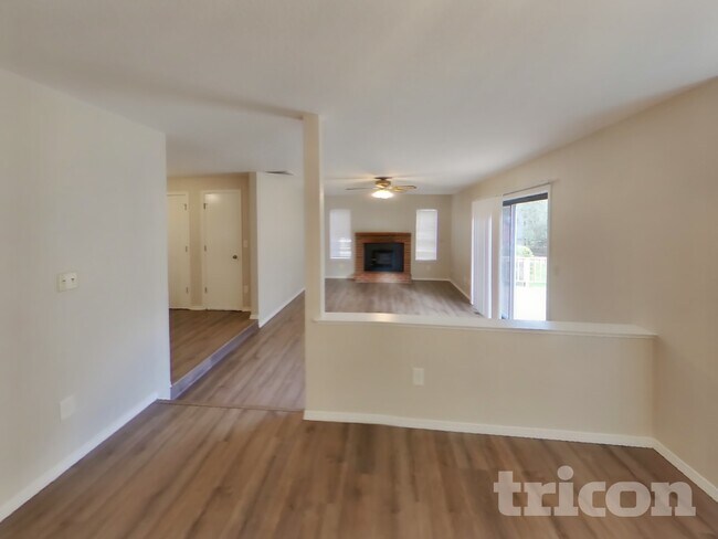 Foto del edificio - 5721 Arrow Ct NE