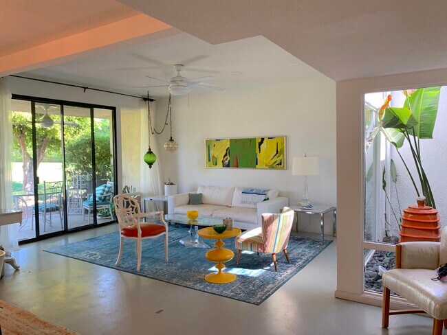 Foto del edificio - 686 N Palomar Cir