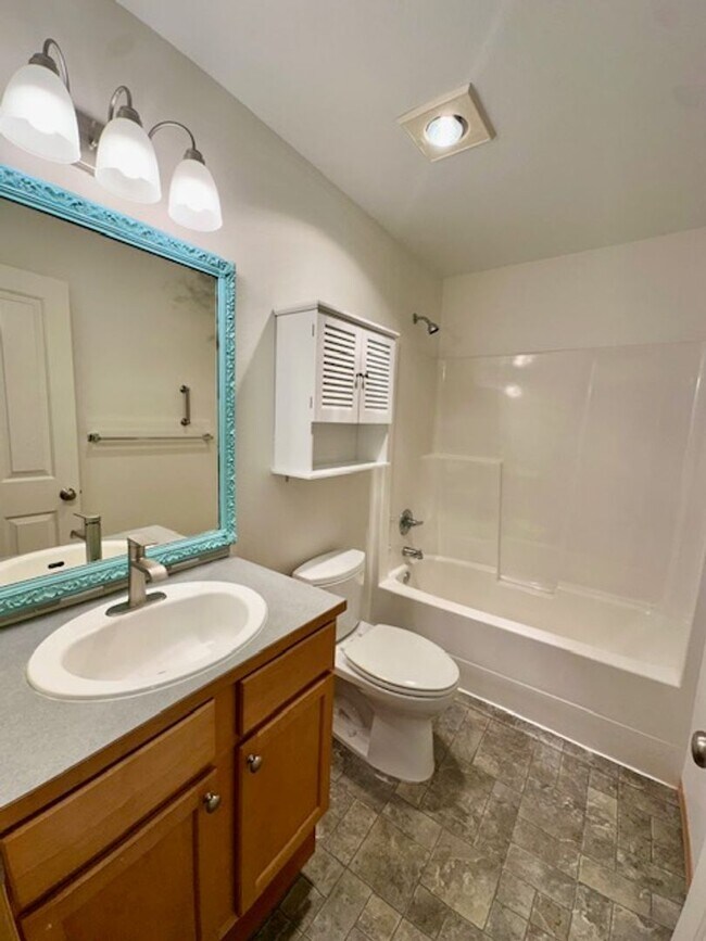 Foto del edificio - 2 bedroom 2 bathroom Townhouse with Garage