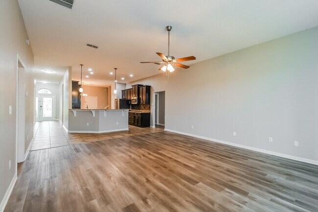 Foto del edificio - 16269 Stanis Ct