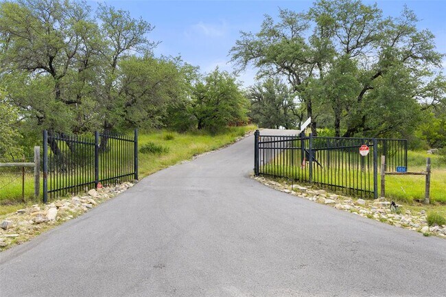 Foto del edificio - 5834 Fall Creek Rd