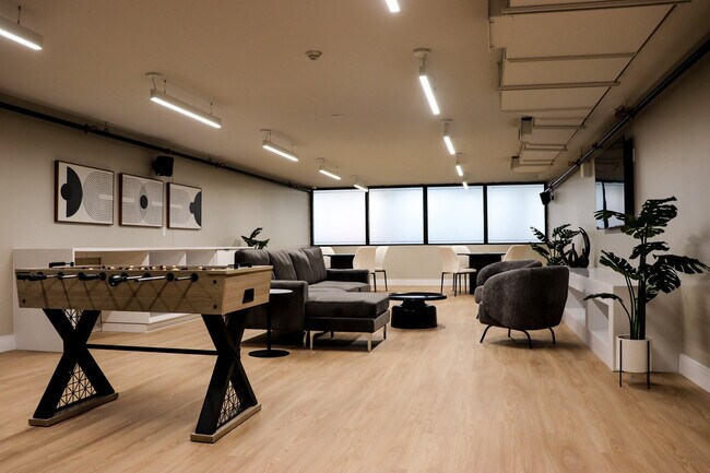 Photo du bâtiment - 100 Main