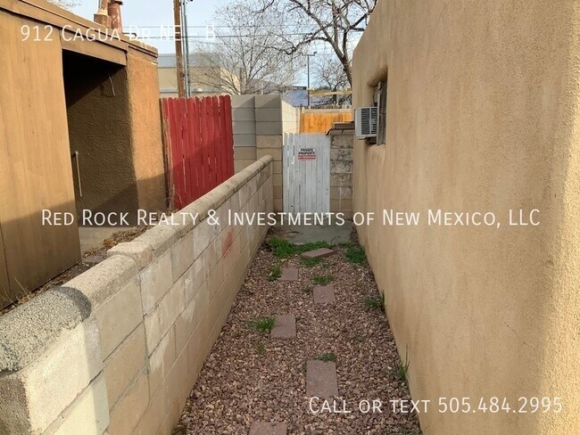Building Photo - 912 Cagua Dr NE