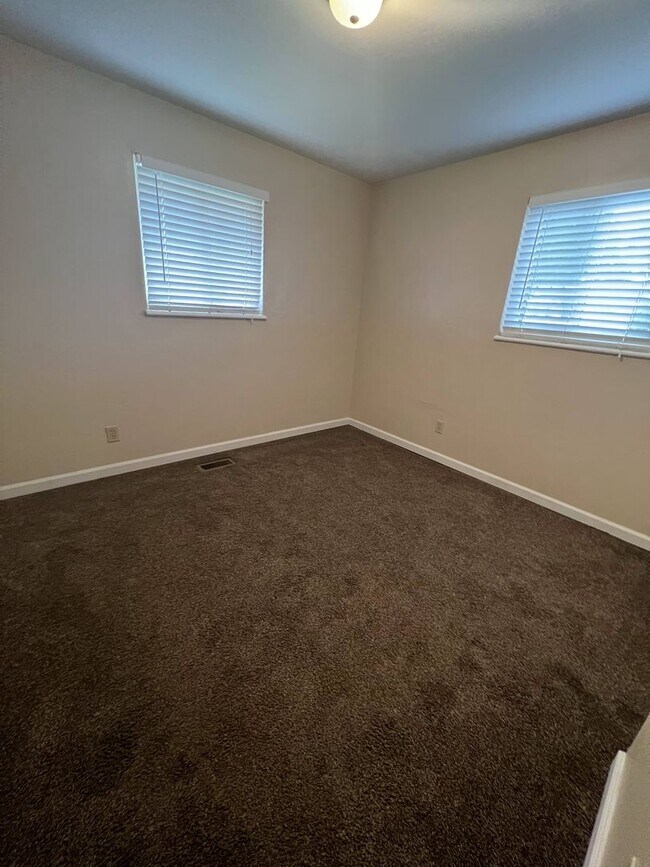 Building Photo - Pleasant 2 Bedroom, Private Entrance Apart...