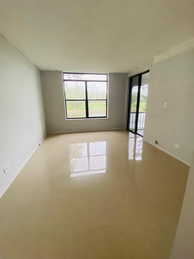 Building Photo - 3760 Inverrary Dr