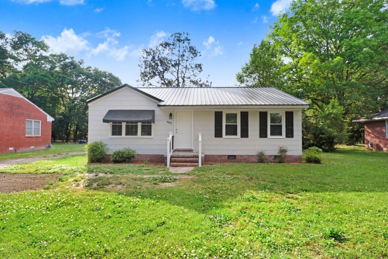 Primary Photo - CHARMING & UPDATED 3 BR, 2 BA HOME IN GOLD...