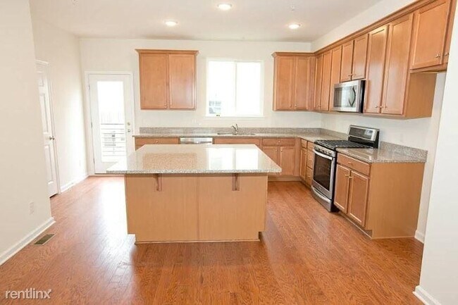 Building Photo - 3 br, 2.5 bath Townhome - 42 Cannon St