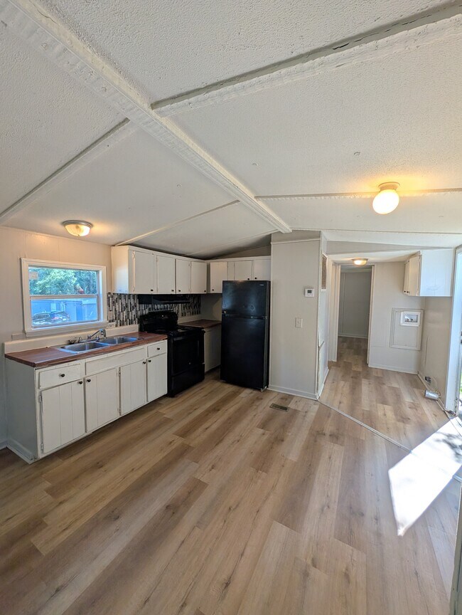 Foto del edificio - 412 McElhaney Rd