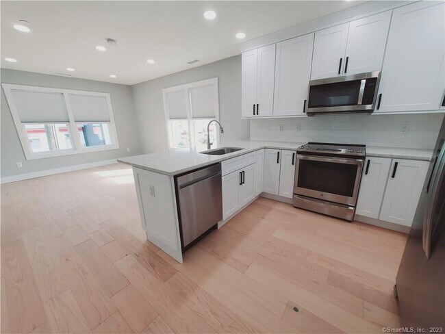Foto del edificio - 492 Glenbrook Rd
