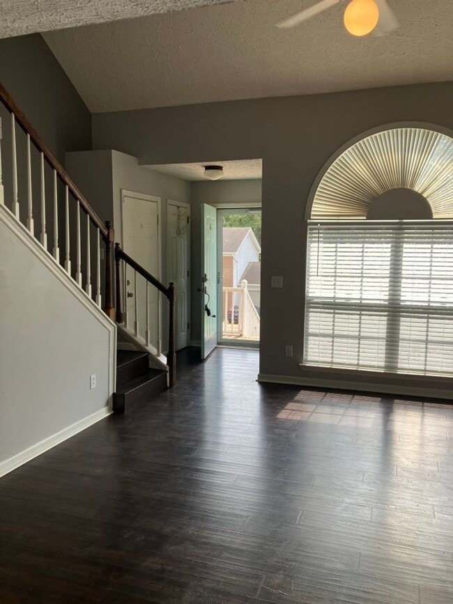 Building Photo - $1,000 off 1st month rent with December Mo...