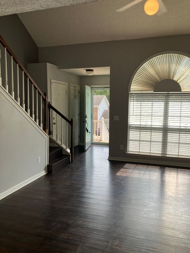 Foto del edificio - $1,000 off 1st month rent with December Mo...
