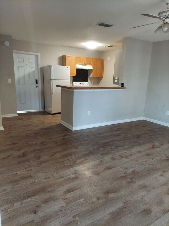 Foto del edificio - Spacious 3BR/3 Bath Townhome in Tallahassee