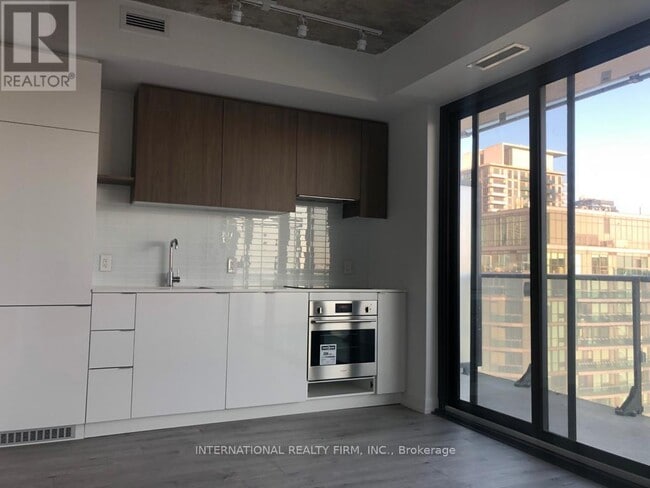 Building Photo - 161 Roehampton Ave