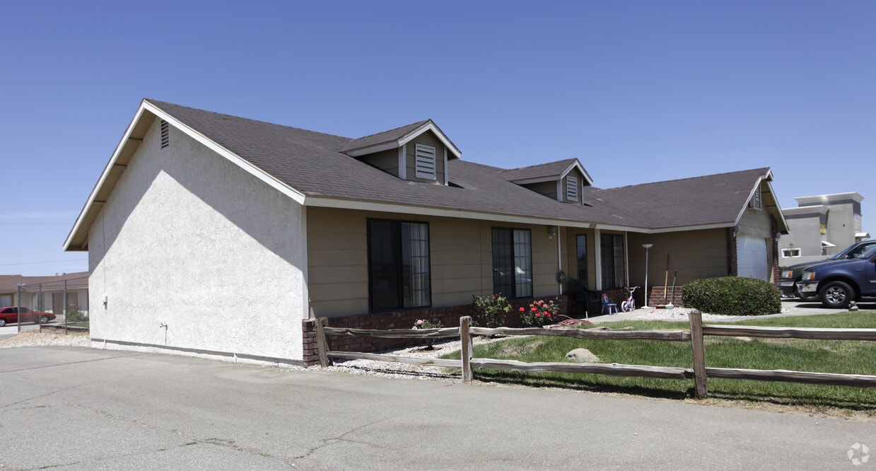 Foto principal - 15764 Bear Valley Rd