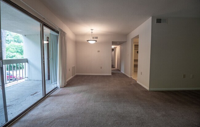 Foto del edificio - Charming Condo Living in the Heart of Chapel Hill!