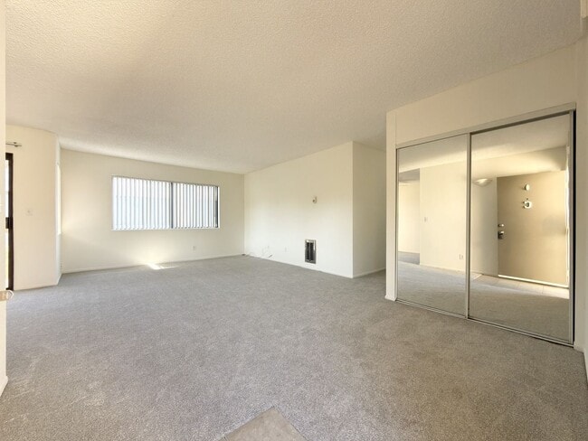 Foto del edificio - Spacious Upstairs Unit in Convenient Location!