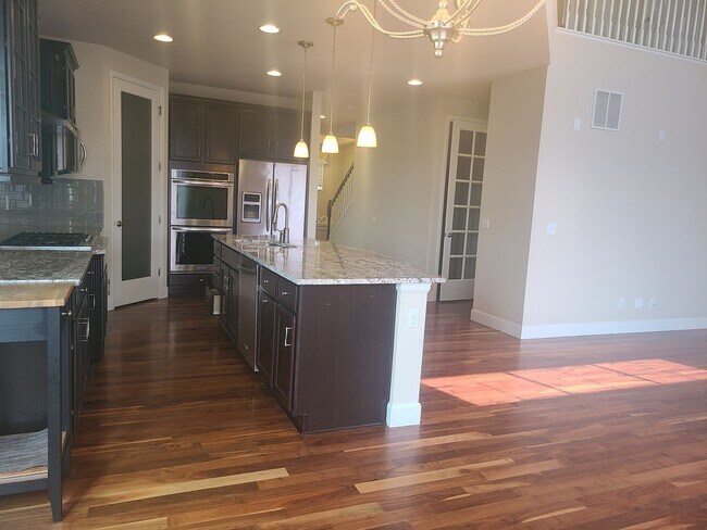 Building Photo - STUNNING 4 BEDROOM/3.5 BATHROOM HOME W/ MO...