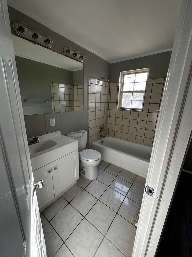 Building Photo - 1628 Rivermont Hts