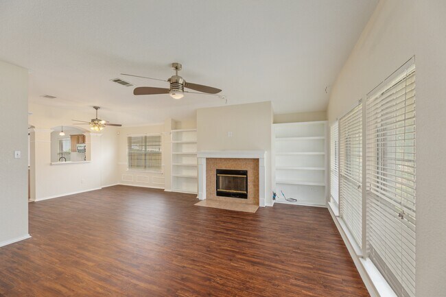 Foto del edificio - 1403 Haley Gray Dr