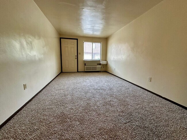 Foto del edificio - Spacious One Bedroom Apartment! Laundry On...