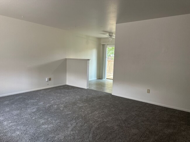 Building Photo - 1 bedroom home with fenced yard