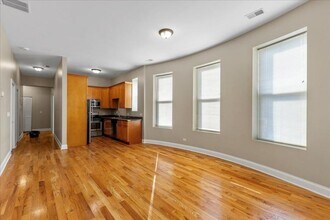 Building Photo - 3927 N Clarendon Ave