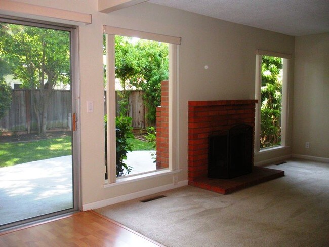 Building Photo - 3 Bedroom Los Gatos Duplex off Pollard