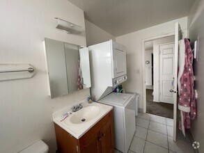 Building Photo - 586-588 E 55 N