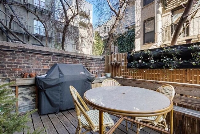 Building Photo - 167 Mott St