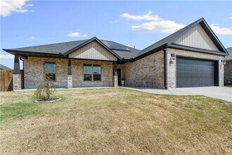 Building Photo - 1020 E Skyline Lp