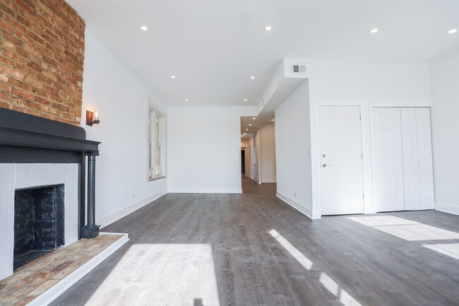 Building Photo - 2 br, 1 bath Condo - 948 W Addison St