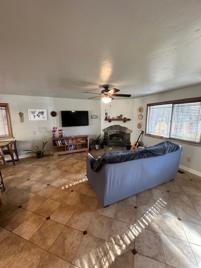 Building Photo - Cozy 2Bc 2Ba home avail. from 1/6/25- 3/30...