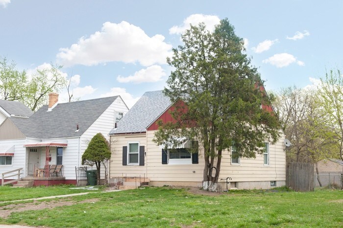Primary Photo - 238 Whitethorne Ave