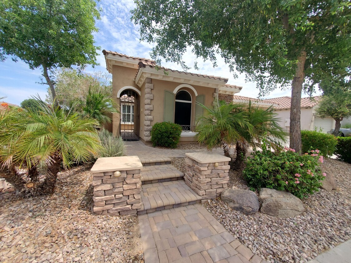 Primary Photo - 2410 E Honeysuckle Pl