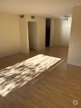 Building Photo - 515 Basswood Ave
