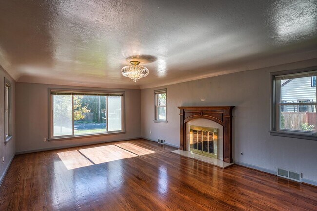 Foto del edificio - Spacious 4 Bedroom on Upriver Drive