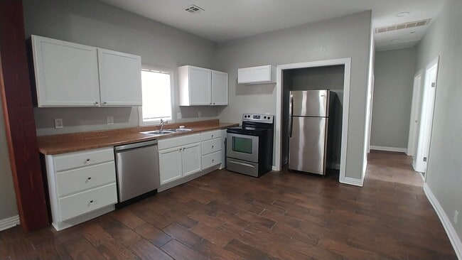 Building Photo - 47 N Xanthus Ave