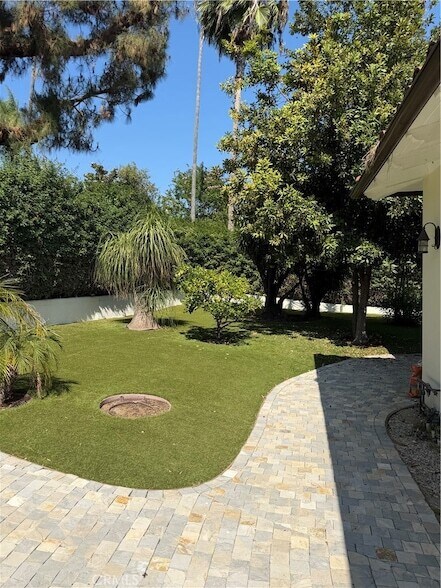 Foto del edificio - 305 W Kenneth Rd