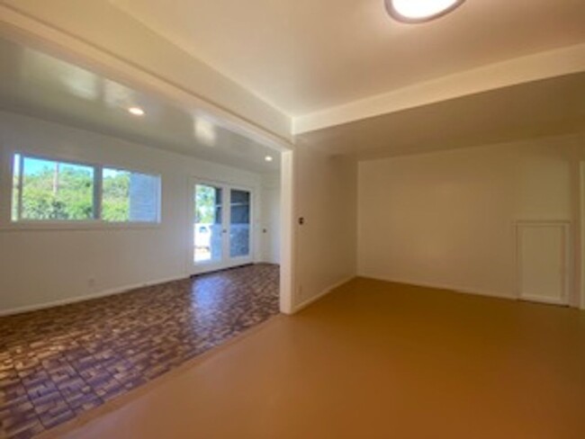 Building Photo - Freshened-up Downstairs 2 Bedroom Unit in ...