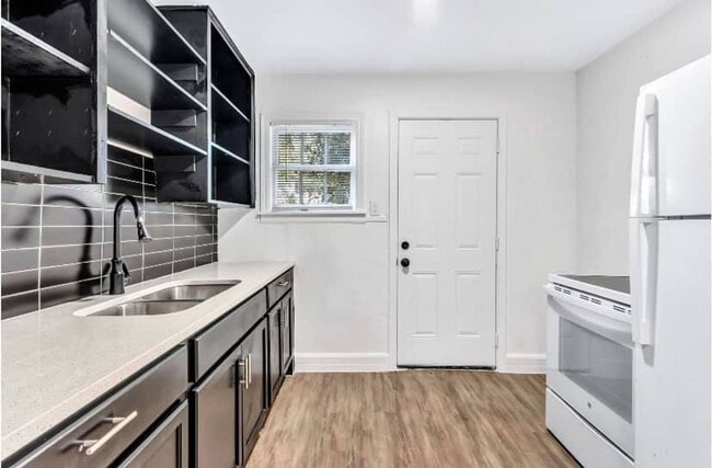 Building Photo - Charming 2 Bed / 1 Bath Duplex with Backyard