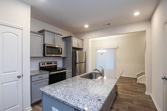 Foto del edificio - BEAUTIFUL 2 Bedroom Townhome in MIDLAND - AVAILABLE NOW