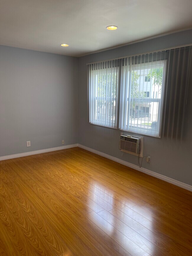 bed/living - 5635 Auckland Ave