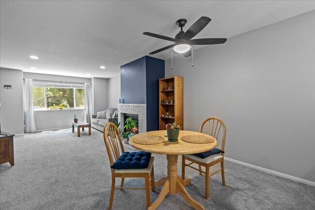 Foto del edificio - Woodchase Dual Primary Bedroom Condo